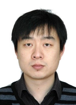 男人穿着衬衫 描述已自动生成